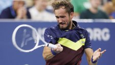 Медведев изчетка Джокович, но му се закани