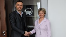 Димитър Бербатов моли Весела Лечева за помощ