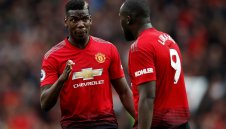 Юнайтед се издъни лошо у дома, врътна само реми срещу "вълците"