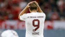 Клаудио Писаро приветства Хари Кейн