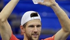 Мелцер спря Раонич и със счупен пръст