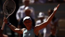 Швьонтек стигна финала при дамите на "Ролан Гарос"