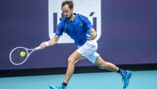 Карен Хачанов на полуфинал срещу Даниил Медведев