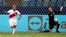 Драма с червени картони и дузпи прати Перу на полуфинал