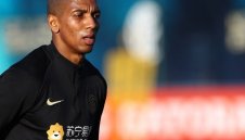 Интер задържа Ашли Йънг още един сезон