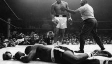 Ръкавиците на Мохамед Али и Сони Листън продадени за около 1 милион долара