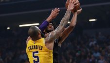 Лейкърс спря Кралете със здрава защита