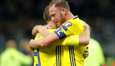 Обръснаха главата на капитана на Швеция + ВИДЕО