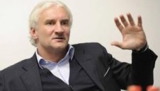 Руди Фьолер остава в Байер