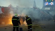 Последното Вечно дерби на "Герена" завърши с безредици, ранени и арестувани + СНИМКИ