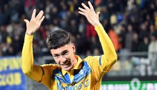 Суле с първи гол за Рома, Вълците бият в контрола