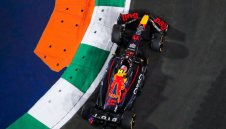 Чеко Перес изненада Ферари, шок за Люис, тежка катастрофа за Мик