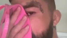 Голяма звезда се снима как души бельото на жена си + ВИДЕО