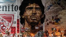 Диего Марадона подарил джапанки и фланелка на брата на Стоичков