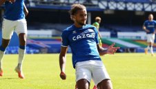 Английски национал шокира: Позира с униформа на ученичка + СНИМКА