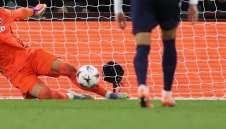 ФИФА реши: Без добавка, ако вратарят спаси дузпата!