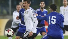 Лам дърпа ушите на Мюлер заради футболно джудже