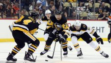 Пингвините спряха успешната серия на Бостън