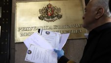 Какво се случва? Нова версия с акциите на Левски