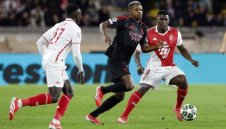 Футболистите на Монако се съблекоха по бельо в самолет