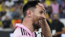 Камериерки и готвачи изпъдиха Меси от хотел