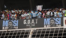 Индийците са бесни на Меси, чупят бутилки и седалки + СНИМКИ и ВИДЕО