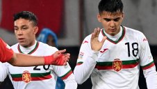 Засилиха "лъвовете" на по-малък стадион в Кипър