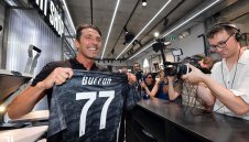 Буфон за Кристиано Роналдо, Сари, номера си и капитанската лента