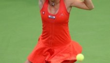 Возняцки пада пред погледа на Рори