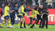 Зловещи боеве след дерби в Турция: Фенове нападнаха играчи на Фенербахче + ВИДЕО
