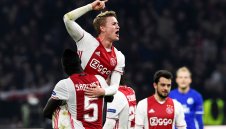 Аякс удари лидера Фейенорд и запази шансове за титлата