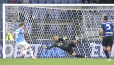 Лацио матира шампиона Интер със скандален гол