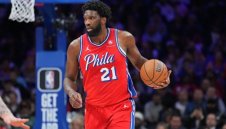 Тежко наказание за Ембийд за неприлични жестове