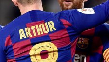 Остава в Барса: Артур отсвири Интер