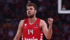 Олимпиакос иска да завържи Везенков