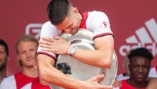 ОФИЦИАЛНО: Душан Тадич удължи договора си с Аякс