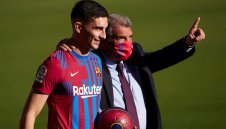 Безпаричие: Лапорта слага таван на заплатите в Барса