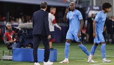 Осимен изпорти дузпа, скара се с треньора при смяна