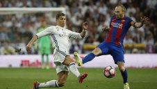 Иниеста е под въпрос за градското дерби