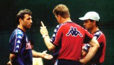 Бисери на седмицата: Как Камата заби острието си в "боклука" ван Гаал