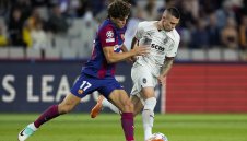 Араби позлатяват защитник на Барса