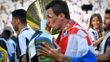 "Старата госпожа" прелъстява Супер Марио с нов договор 