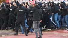 Уцелиха Стойко Сакалиев със седалка по главата + СНИМКИ