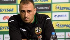 Боби Михайлов бие шута на Петев. Балъков поема националите