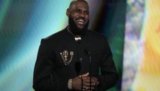 Очаквано. ЛеБрон остава в НБА и през следващия сезон