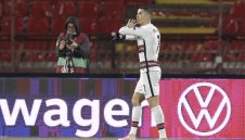 Невероятно: Купиха захвърлената от Роналдо лента за 64 000 евро