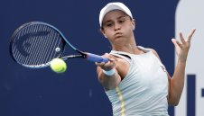 Барти повали Азаренка при размяна на крошета