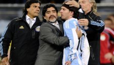 Невероятно! Марадона натискал ФИФА да накаже Меси!