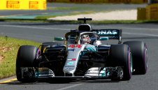 Хамилтън най-бърз, но останалите са близо