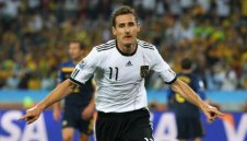 Ван Гаал надъхал Клозе с sms преди мача